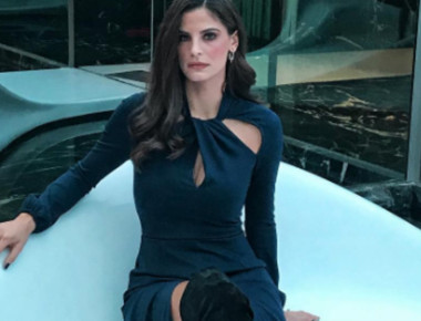 Χριστίνα Μπόμπα: Στολίζει το χριστουγεννιάτικο δέντρο (φωτό)